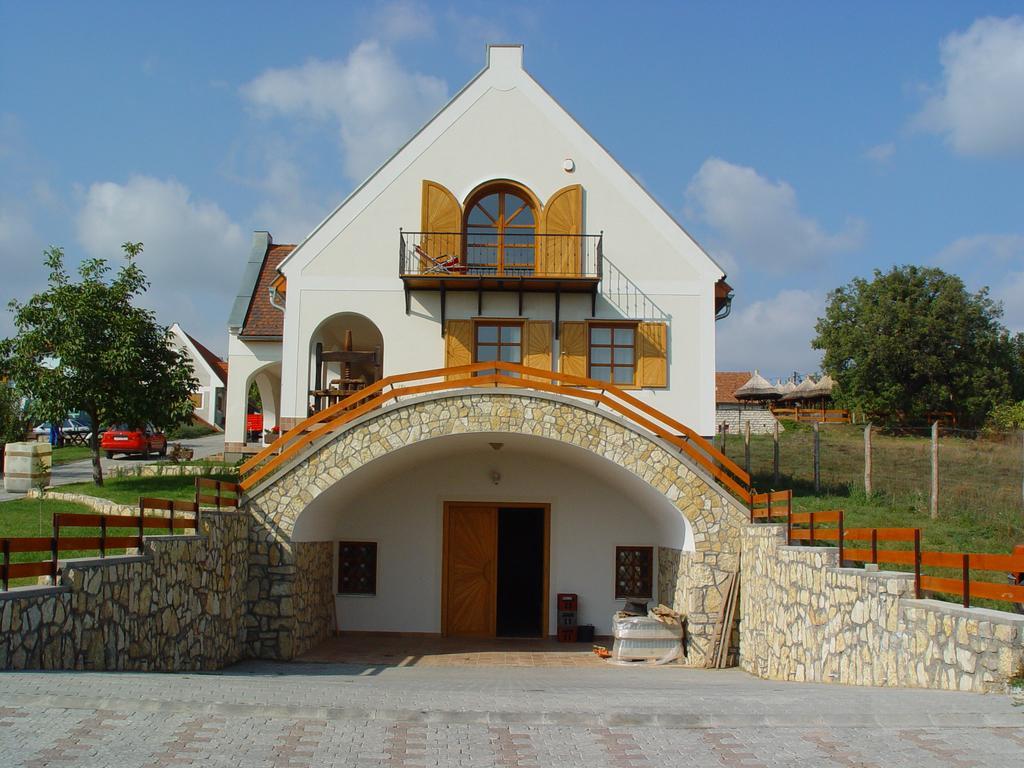 Figula Vendeghaz Hotel Balatonfured Exterior photo