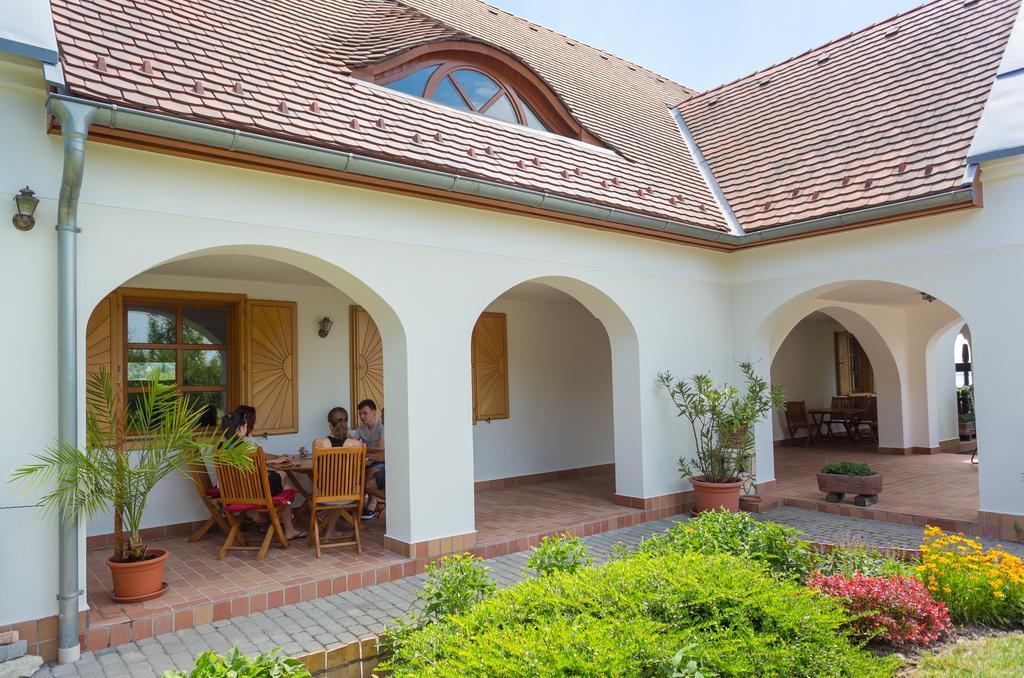 Figula Vendeghaz Hotel Balatonfured Exterior photo