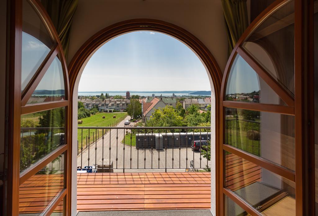 Figula Vendeghaz Hotel Balatonfured Exterior photo
