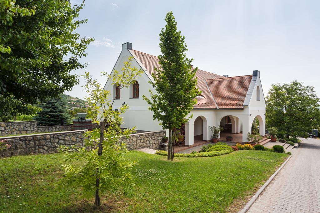 Figula Vendeghaz Hotel Balatonfured Exterior photo