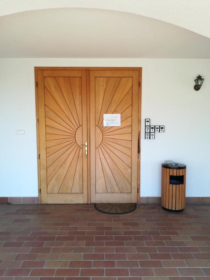 Figula Vendeghaz Hotel Balatonfured Exterior photo