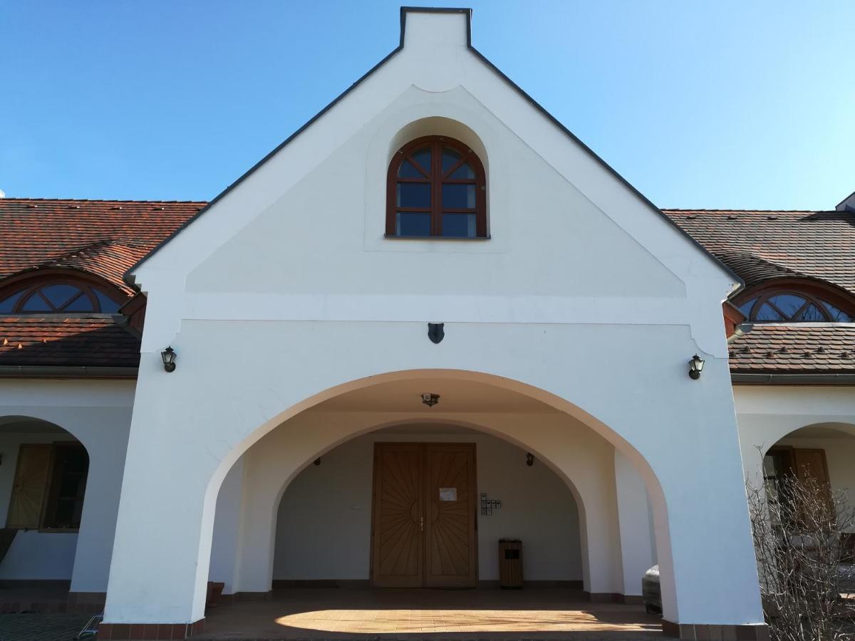 Figula Vendeghaz Hotel Balatonfured Exterior photo